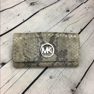 Michael Kors Wallet. Snake print. Grey.